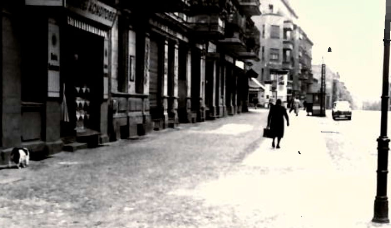 Historische Straßenansicht mit einer Schnell-Filiale.